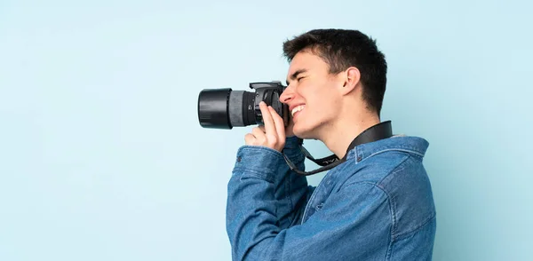 Teenager Fotograf Muž Izolovaný Modrém Pozadí — Stock fotografie