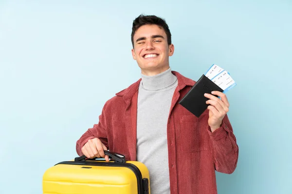 Adolescente Caucasiano Homem Isolado Fundo Roxo Férias Com Mala Passaporte — Fotografia de Stock