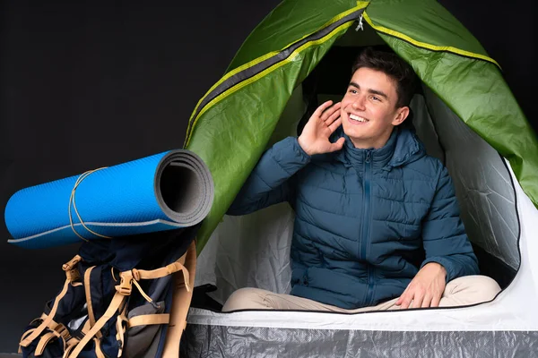 Adolescente Uomo Caucasico All Interno Una Tenda Verde Campeggio Isolato — Foto Stock