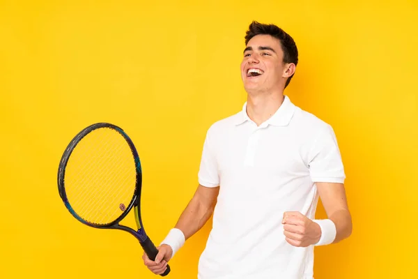 테니스 선수가 배경에 고립되어 테니스를 승리를 축하하는 — 스톡 사진