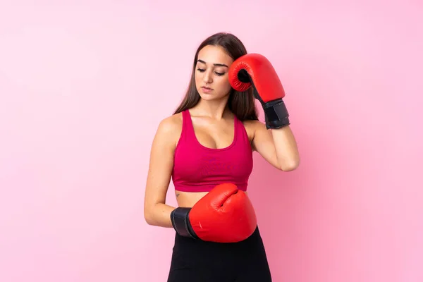 Junge Sportlerin Über Isoliertem Rosa Hintergrund Mit Boxhandschuhen — Stockfoto