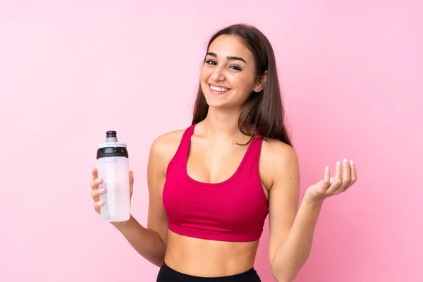 Jovem Esporte Menina Sobre Isolado Fundo Rosa Com Esportes Garrafa — Fotografia de Stock