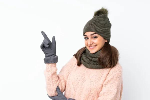 Menina Com Chapéu Inverno Sobre Fundo Branco Isolado Apontando Dedo — Fotografia de Stock