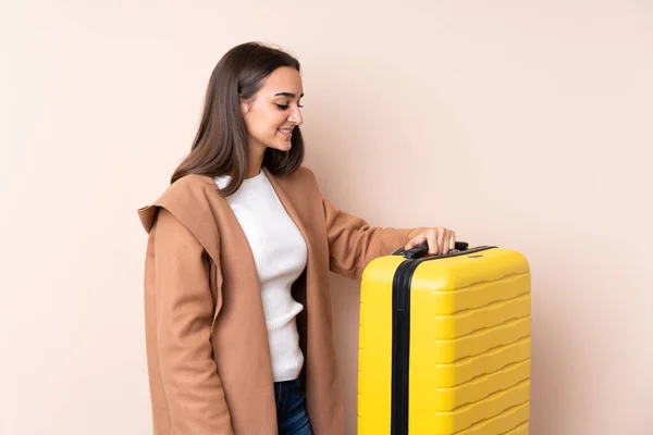 Reisende Frau Mit Koffer Mit Glücklichem Gesichtsausdruck — Stockfoto