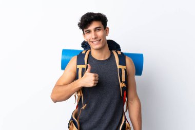 Arjantinli genç yürüyüşçü, izole edilmiş beyaz arka planda baş parmak hareketi yapıyor.