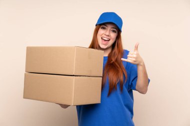 Genç teslimatçı kız izole bir hayat sürüyor.