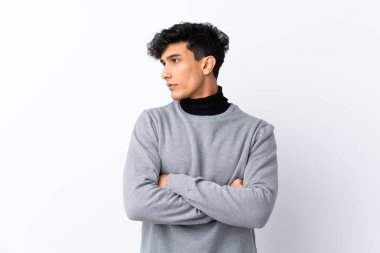 Arjantinli genç adam izole edilmiş beyaz arkaplan portresi üzerinde