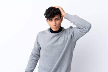 Arjantinli genç bir adam soyutlanmış beyaz bir arka planda hayal kırıklığı yaşıyor ve bunu anlayamıyor.