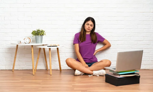 Young Woman Laptop Sitting Floor Indoors Suffering Backache Having Made — Stock Photo, Image