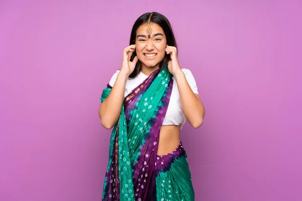 Ung Indisk Kvinna Med Sari Över Isolerad Bakgrund Frustrerad Och — Stockfoto