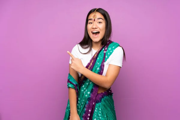 Ung Indisk Kvinna Med Sari Över Isolerad Bakgrund Förvånad Och — Stockfoto