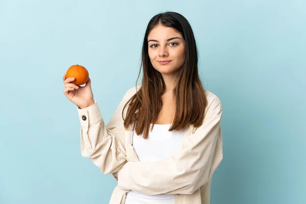 Ung Kaukasisk Kvinna Isolerad Blå Bakgrund Håller Orange — Stockfoto