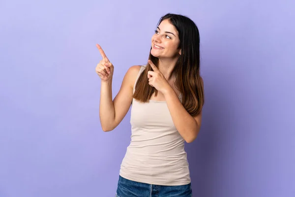 Mujer Joven Caucásica Aislada Sobre Fondo Púrpura Señalando Con Dedo — Foto de Stock