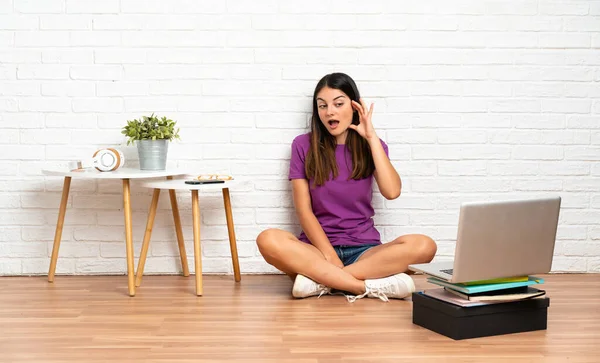 Giovane Donna Con Computer Portatile Seduto Sul Pavimento Casa Ascoltare — Foto Stock