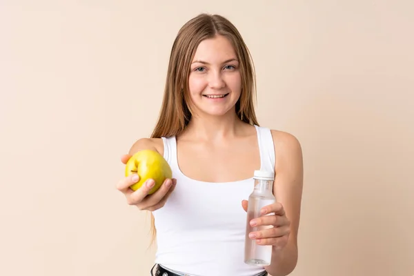 Teenager Ukrainisches Mädchen Isoliert Auf Beigem Hintergrund Mit Einem Apfel — Stockfoto