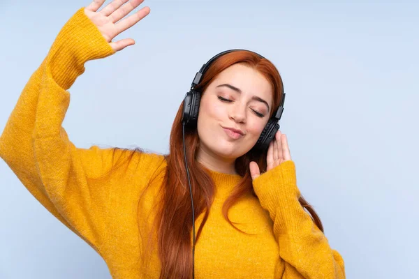 Pelirroja Adolescente Chica Sobre Aislado Azul Fondo Escuchando Música Bailando — Foto de Stock