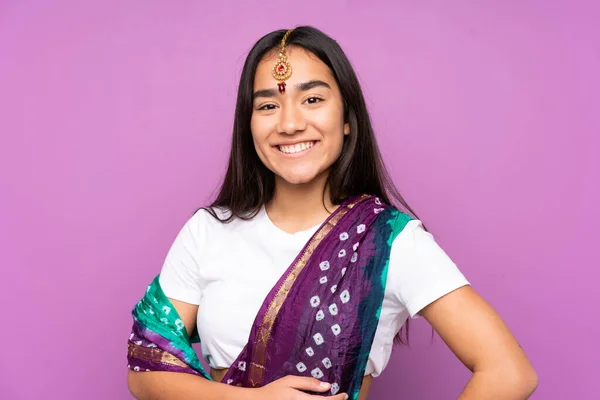 Ung Indisk Kvinna Med Sari Över Isolerad Bakgrund — Stockfoto