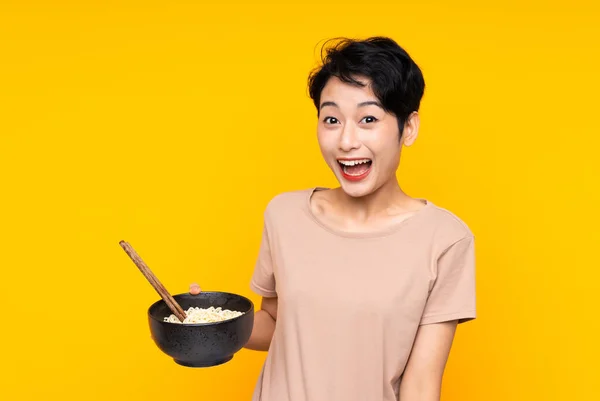 Menina Asiática Sobre Fundo Amarelo Isolado Com Surpresa Expressão Facial — Fotografia de Stock