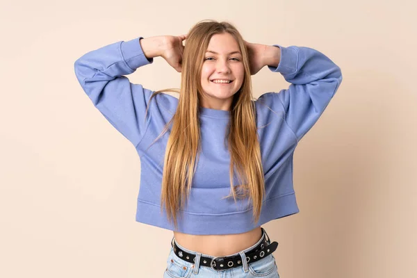 Έφηβη Ουκρανή Κοπέλα Απομονωμένη Μπεζ Φόντο Γελώντας — Φωτογραφία Αρχείου