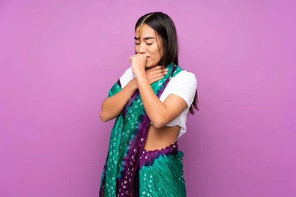 Junge Inderin Mit Sari Vor Isoliertem Hintergrund Leidet Unter Husten — Stockfoto