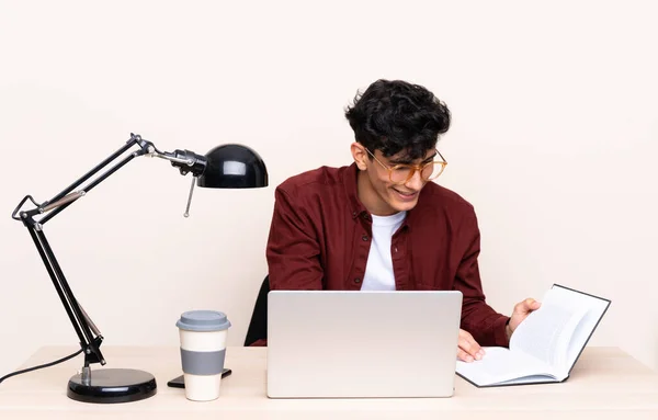 Giovane Uomo Argentino Tavolo Con Computer Portatile Nel Suo Posto — Foto Stock