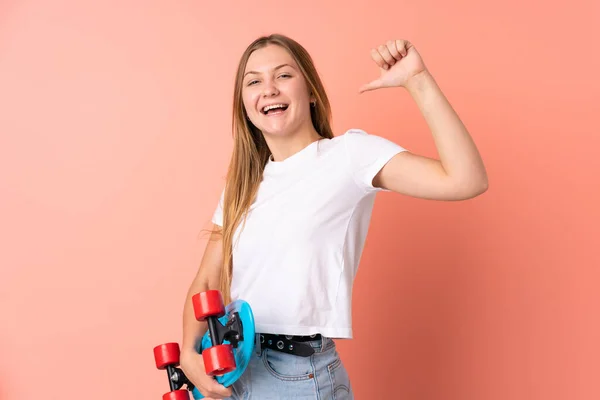 Teenager Ουκρανική Skater Κορίτσι Απομονώνονται Ροζ Φόντο Ένα Πατινάζ Ευτυχισμένη — Φωτογραφία Αρχείου