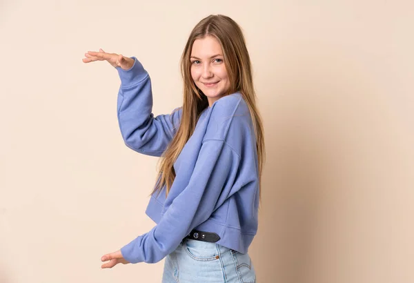Teenager Ουκρανικό Κορίτσι Απομονώνονται Μπεζ Φόντο Κρατώντας Copyspace Για Εισάγετε — Φωτογραφία Αρχείου