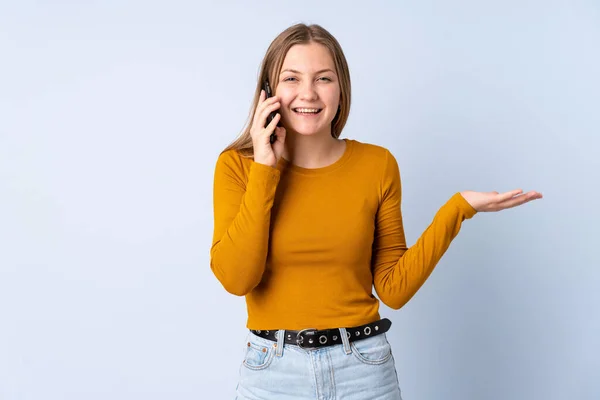 Ragazza Ucraina Adolescente Isolato Sfondo Blu Mantenendo Una Conversazione Con — Foto Stock