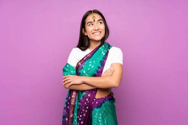Mujer India Joven Con Sari Sobre Fondo Aislado Mirando Hacia —  Fotos de Stock