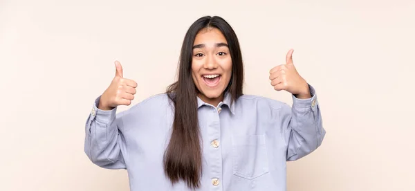 Jovem Indiana Mulher Isolado Bege Fundo Dando Polegares Para Cima — Fotografia de Stock