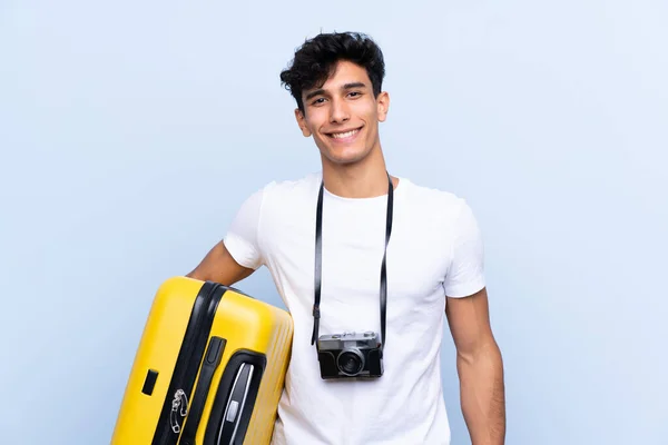 Mladý Argentinský Cestovatel Muž Přes Izolované Modré Pozadí Úsměvem Hodně — Stock fotografie