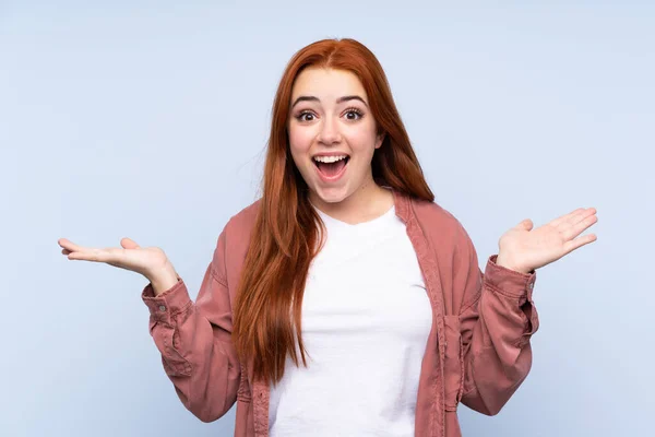 Redhead Teenager Dívka Přes Izolované Modré Pozadí Šokovaným Výrazem Obličeje — Stock fotografie