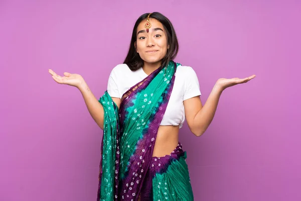 Mladá Indická Žena Sari Přes Izolované Pozadí Pochybnostmi Při Zvedání — Stock fotografie