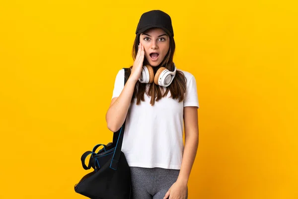 Jonge Sportvrouw Met Sporttas Geïsoleerd Gele Achtergrond Met Verrassing Geschokte — Stockfoto