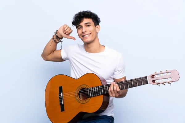 Jonge Argentijnse Man Met Gitaar Geïsoleerde Blauwe Achtergrond Trots Zelfvoldaan — Stockfoto