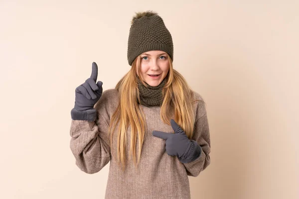 Tonåring Ukrainska Flicka Med Vinter Hatt Isolerad Beige Bakgrund Med — Stockfoto