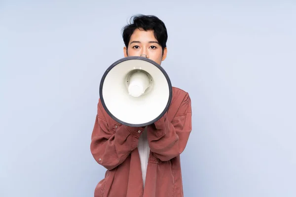 Jeune Fille Asiatique Sur Fond Bleu Isolé Criant Travers Mégaphone — Photo