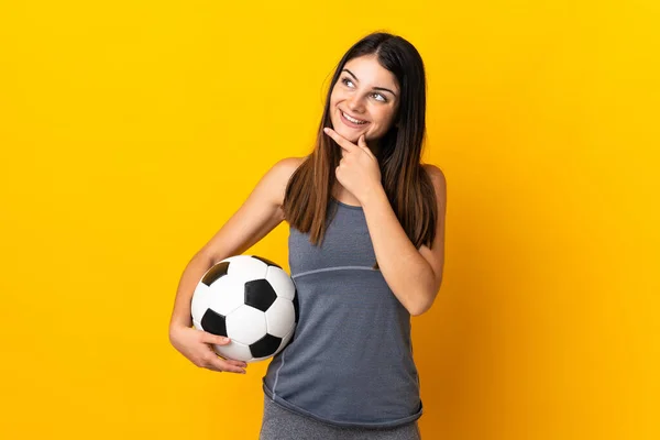 Joven Futbolista Mujer Aislada Sobre Fondo Amarillo Mirando Hacia Arriba — Foto de Stock