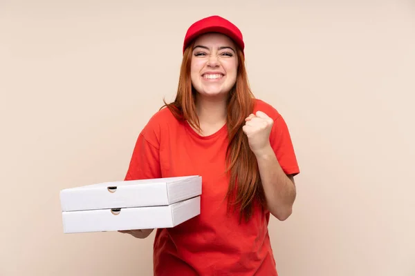 Pizza Consegna Adolescente Ragazza Possesso Una Pizza Sfondo Isolato Celebrando — Foto Stock