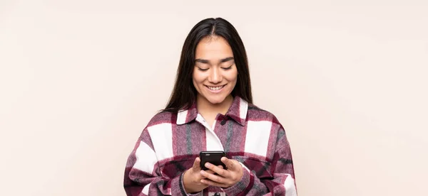 Bej Arka Planda Izole Edilmiş Genç Hintli Kadın Cep Telefonuyla — Stok fotoğraf