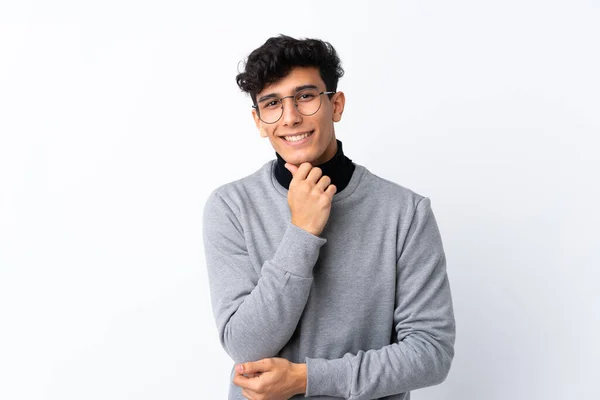 Νεαρός Αργεντινός Άνδρας Πάνω Από Απομονωμένο Λευκό Φόντο Γυαλιά Και — Φωτογραφία Αρχείου