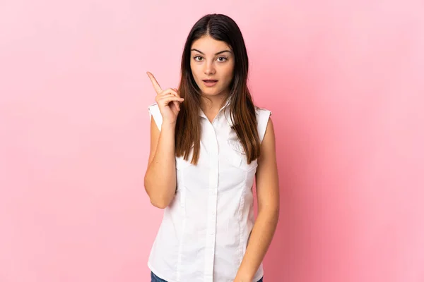 Joven Mujer Caucásica Aislada Sobre Fondo Rosa Pensando Una Idea —  Fotos de Stock