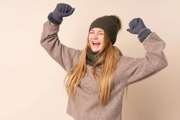 Teenager Ukrainische Mädchen Mit Wintermütze Isoliert Auf Beigem Hintergrund Feiert — Stockfoto