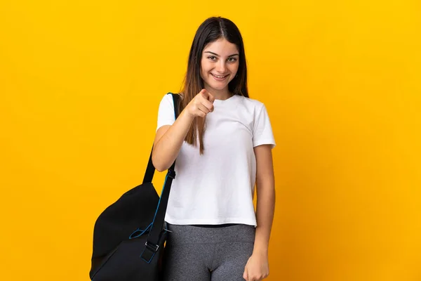 Mujer Joven Deportiva Con Bolsa Deporte Aislada Sobre Fondo Amarillo —  Fotos de Stock