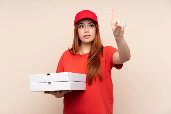 Pizza Entrega Adolescente Sosteniendo Una Pizza Sobre Fondo Aislado Tocando —  Fotos de Stock