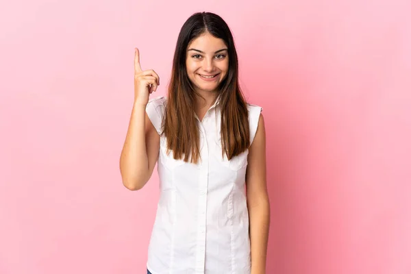 Joven Mujer Caucásica Aislada Sobre Fondo Rosa Señalando Una Gran —  Fotos de Stock