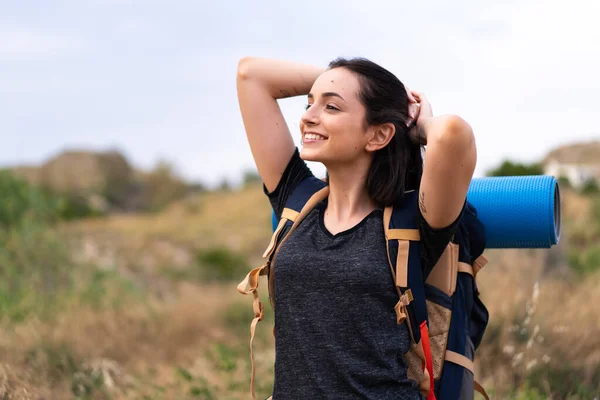 Młoda Dziewczyna Alpinistka Dużym Plecakiem Świeżym Powietrzu — Zdjęcie stockowe