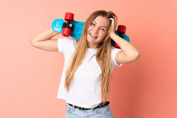 Teenager Ukrajinský Bruslař Dívka Izolovaná Růžovém Pozadí Bruslí Vzhlíží — Stock fotografie