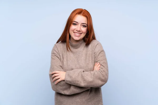 Redhead Teenager Dívka Svetrem Přes Izolované Modré Pozadí Směje — Stock fotografie