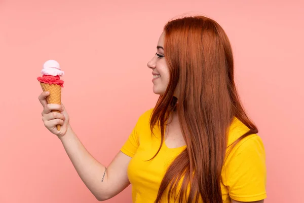 Jong Meisje Met Een Cornet Ijs Geïsoleerde Achtergrond Met Gelukkige — Stockfoto